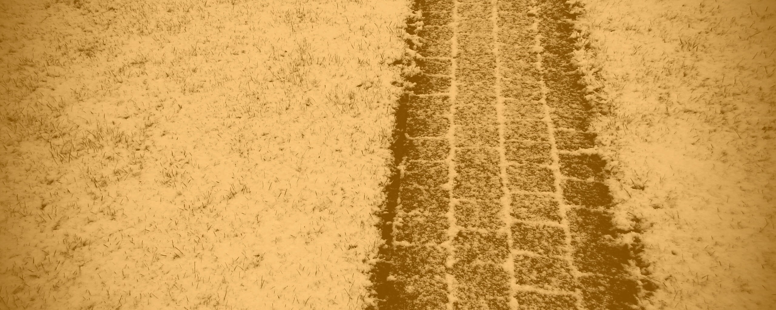 След покрышек в снегу обои