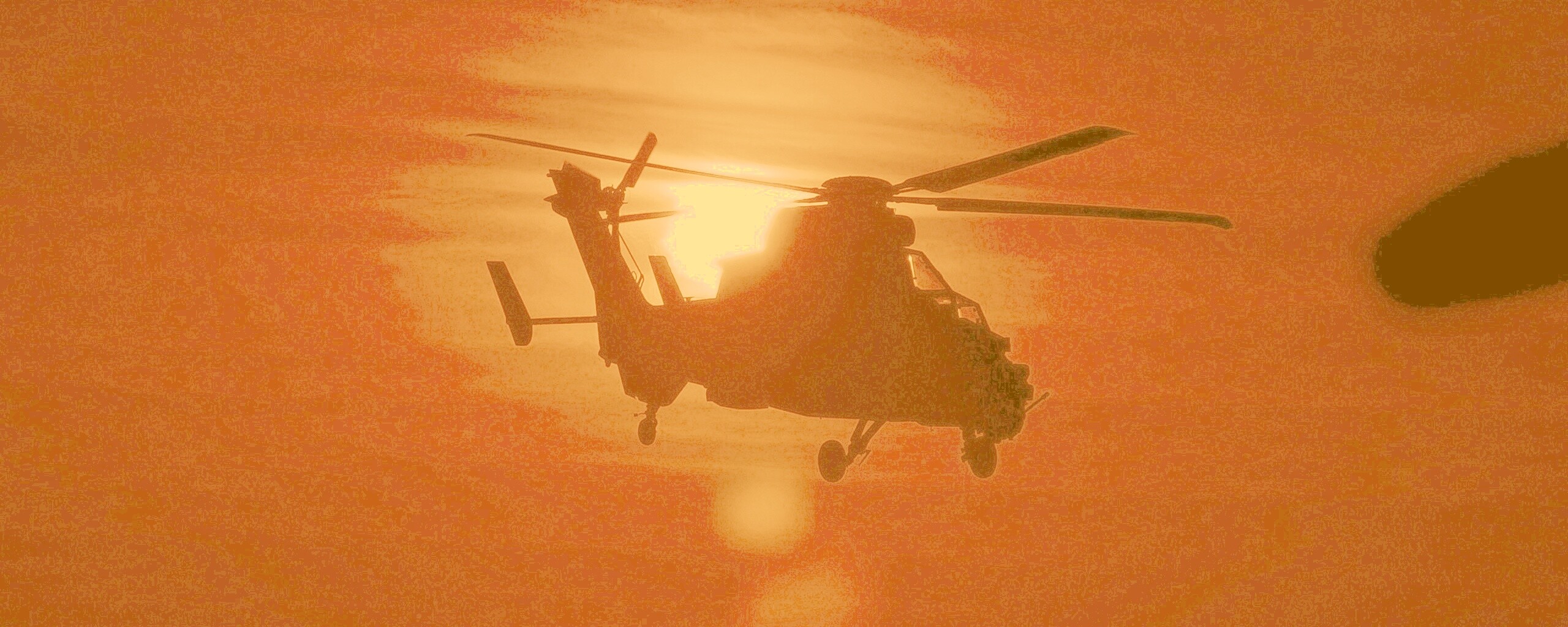 Вертолет в лучах закатного солнца обои