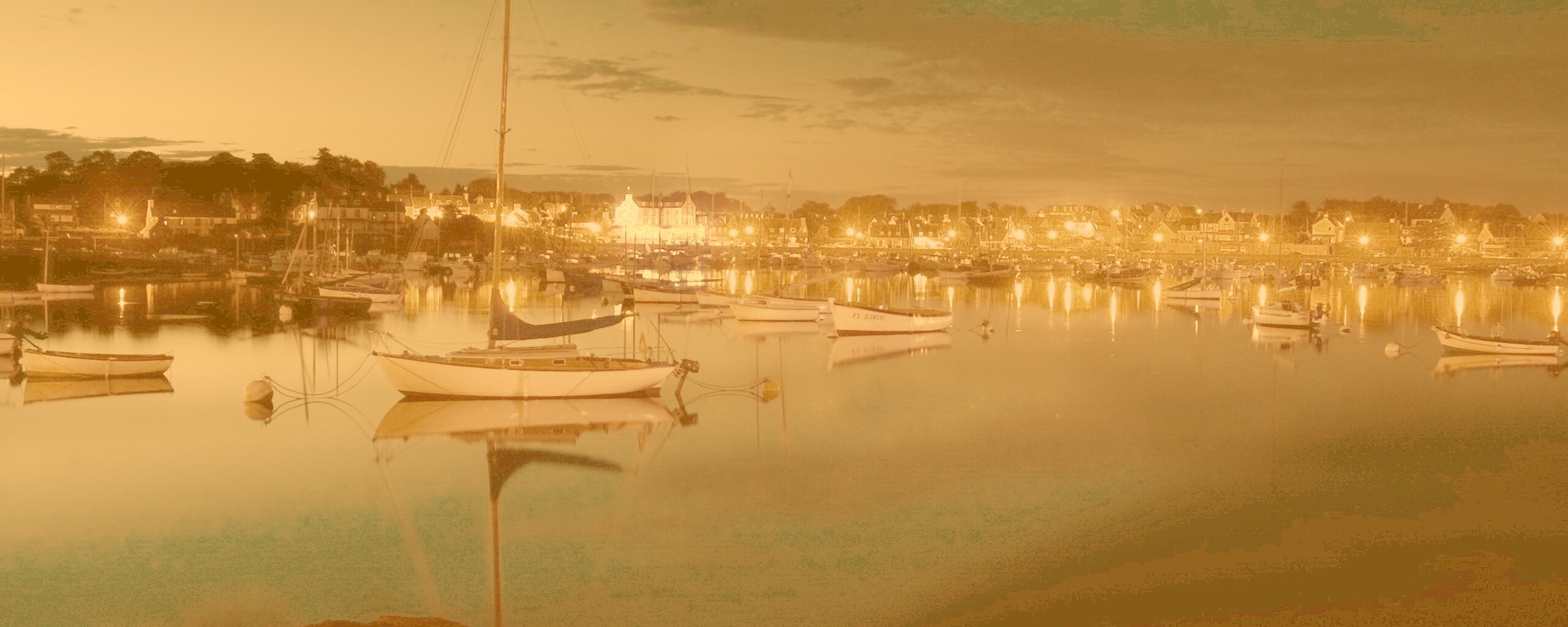 Лодки на вечерней воде обои