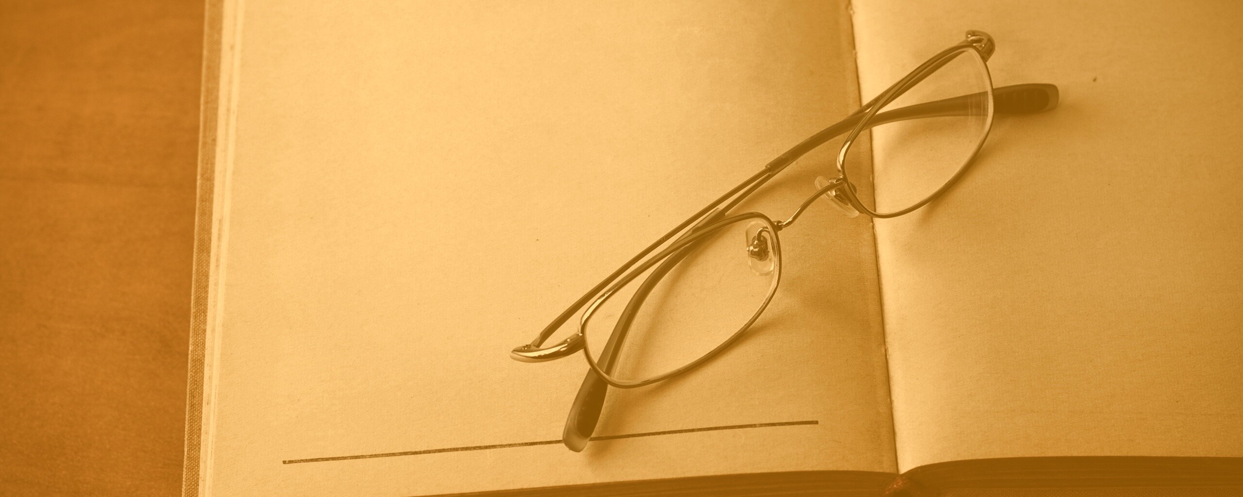 Очки и блокнот обои