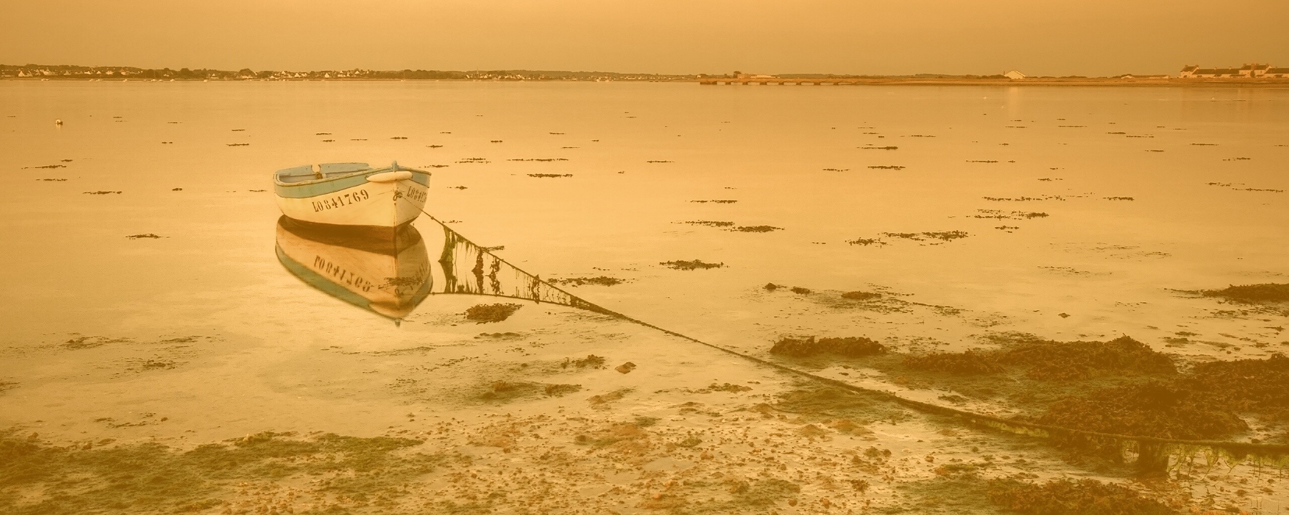 Лодка на илистом берегу обои