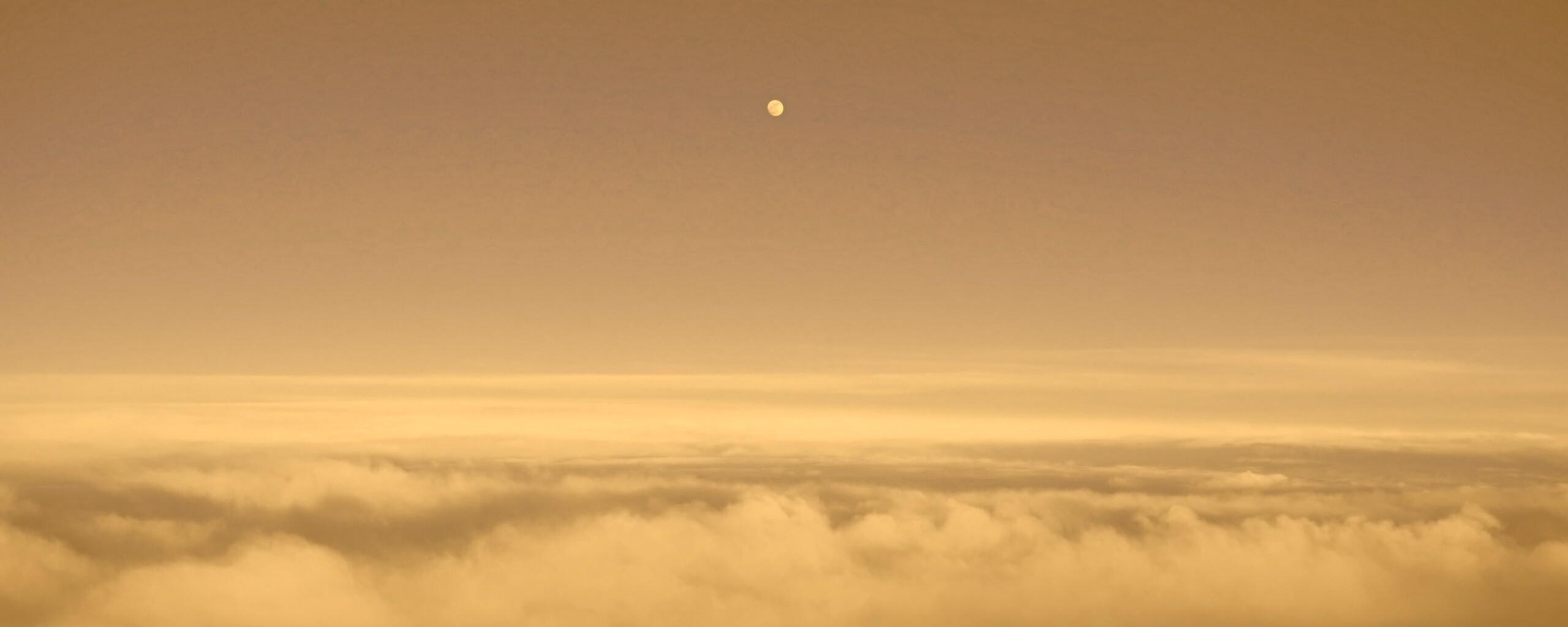 Одинокая луна над облаками обои