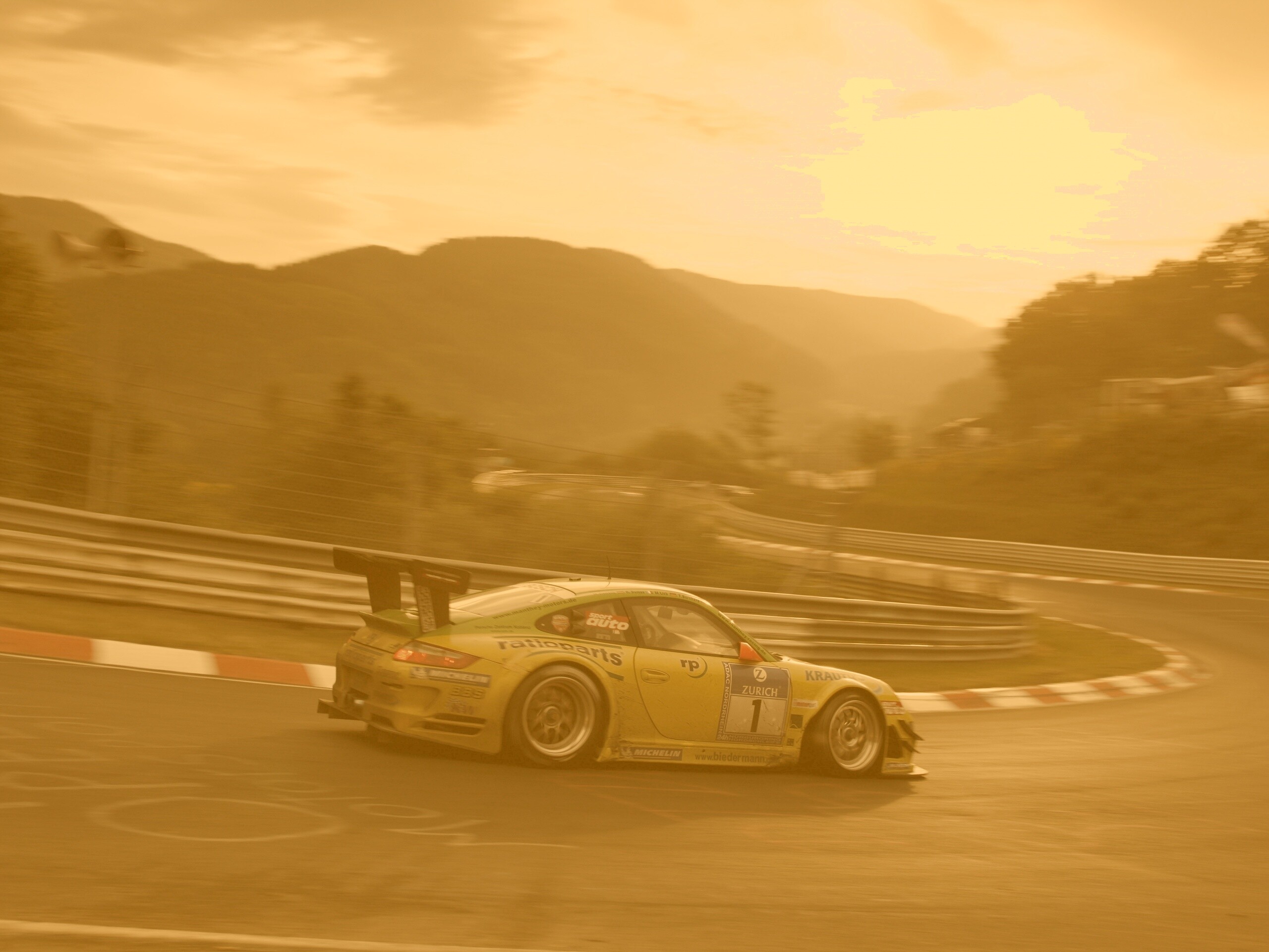 Гоночный Порше на треке обои