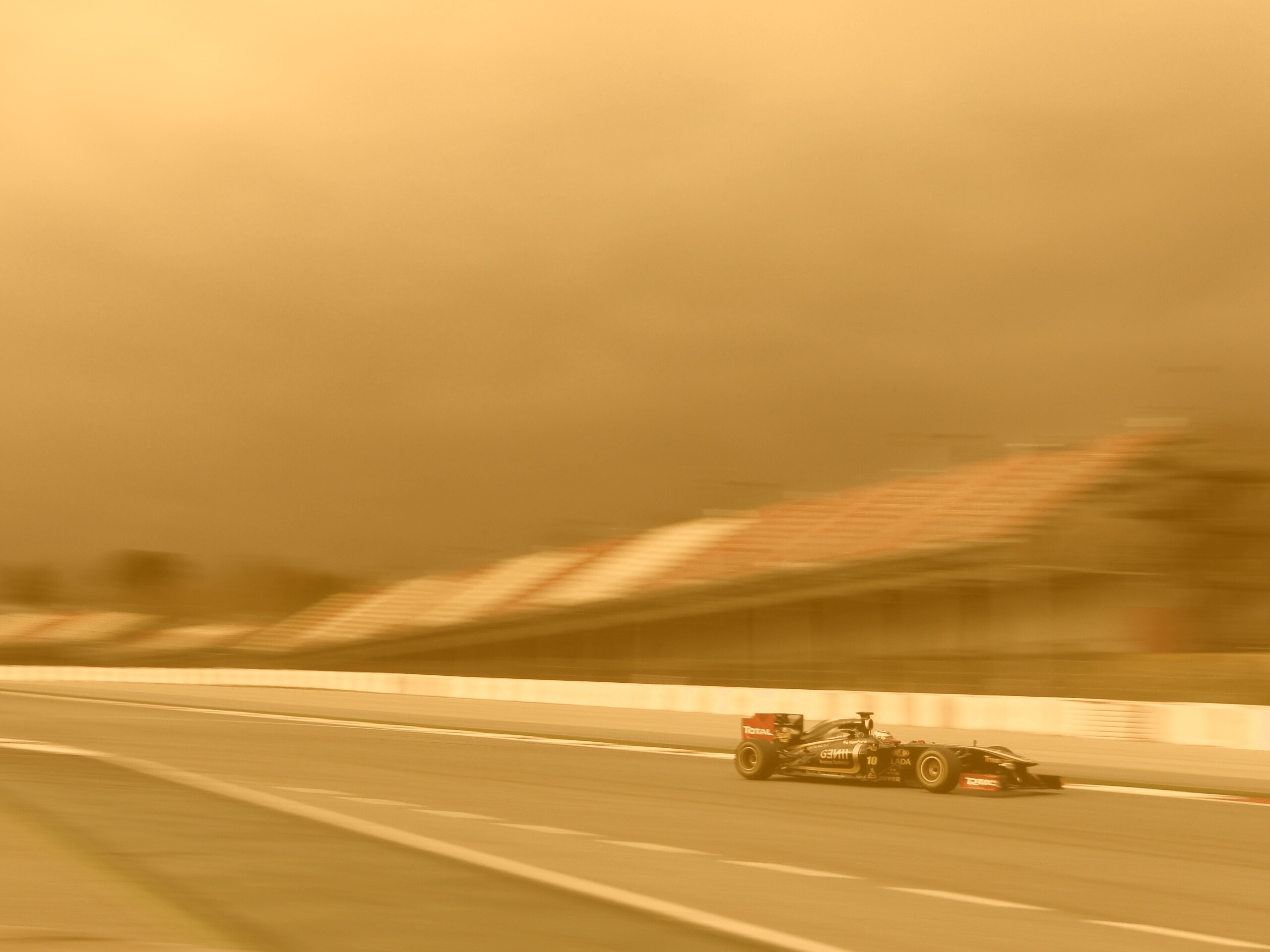 Болид на треке обои