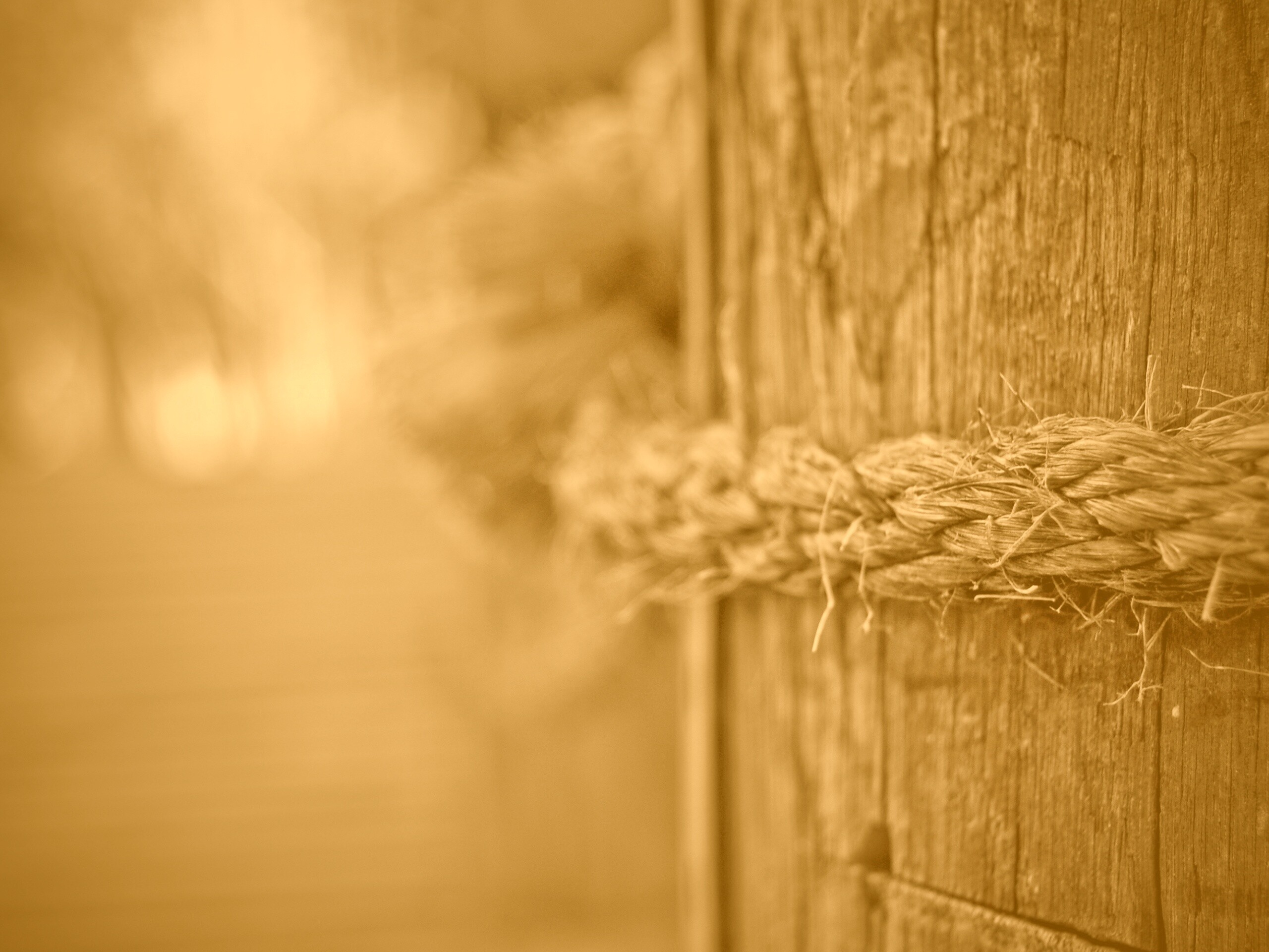 Веревка на деревянном столбе обои