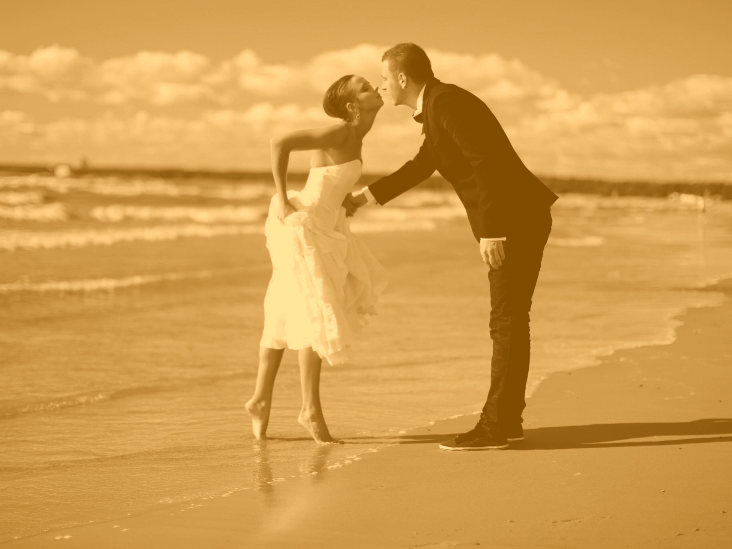 Поцелуй на пляже обои