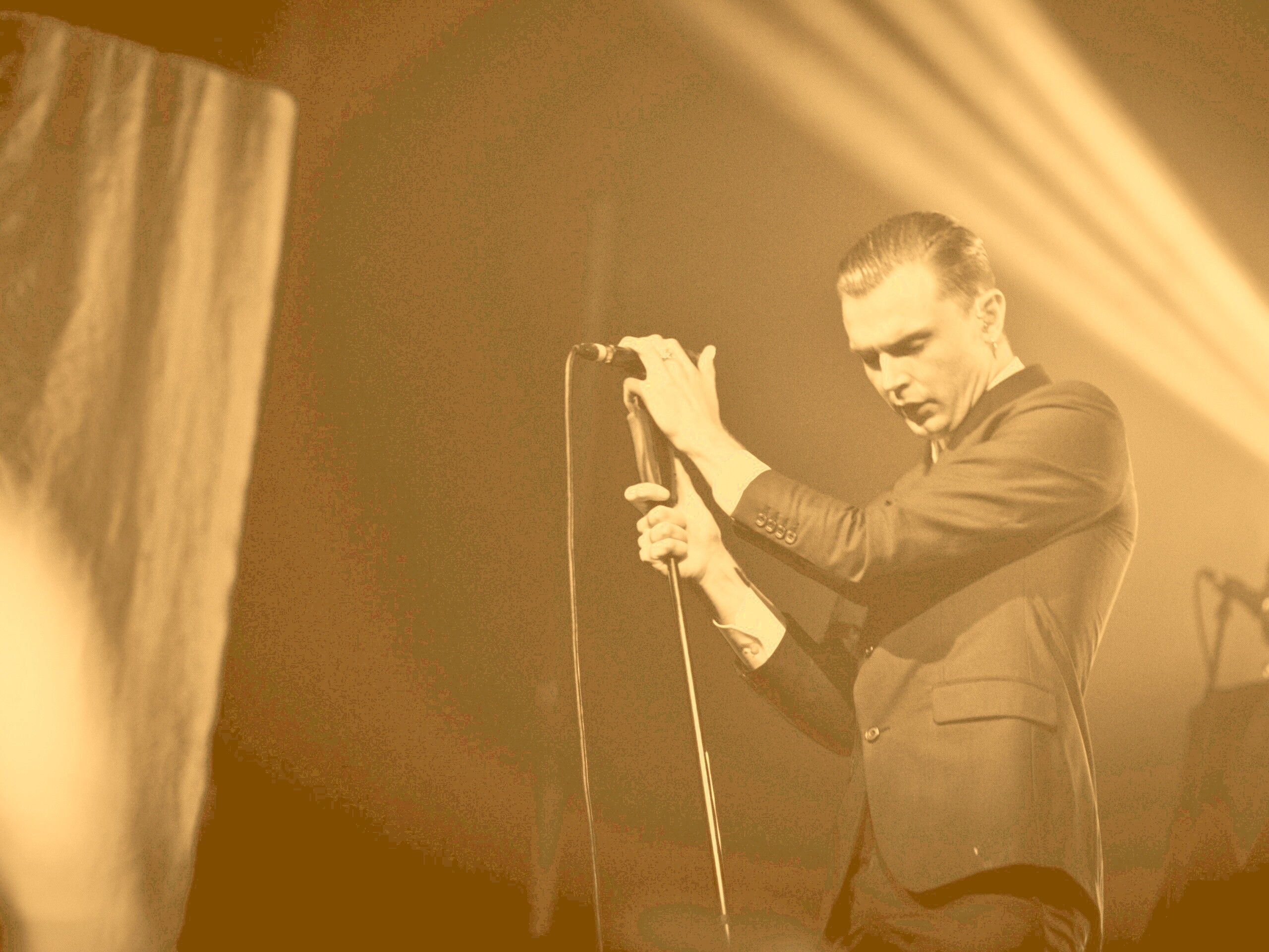 Тео Хатчкрафт на сцене обои