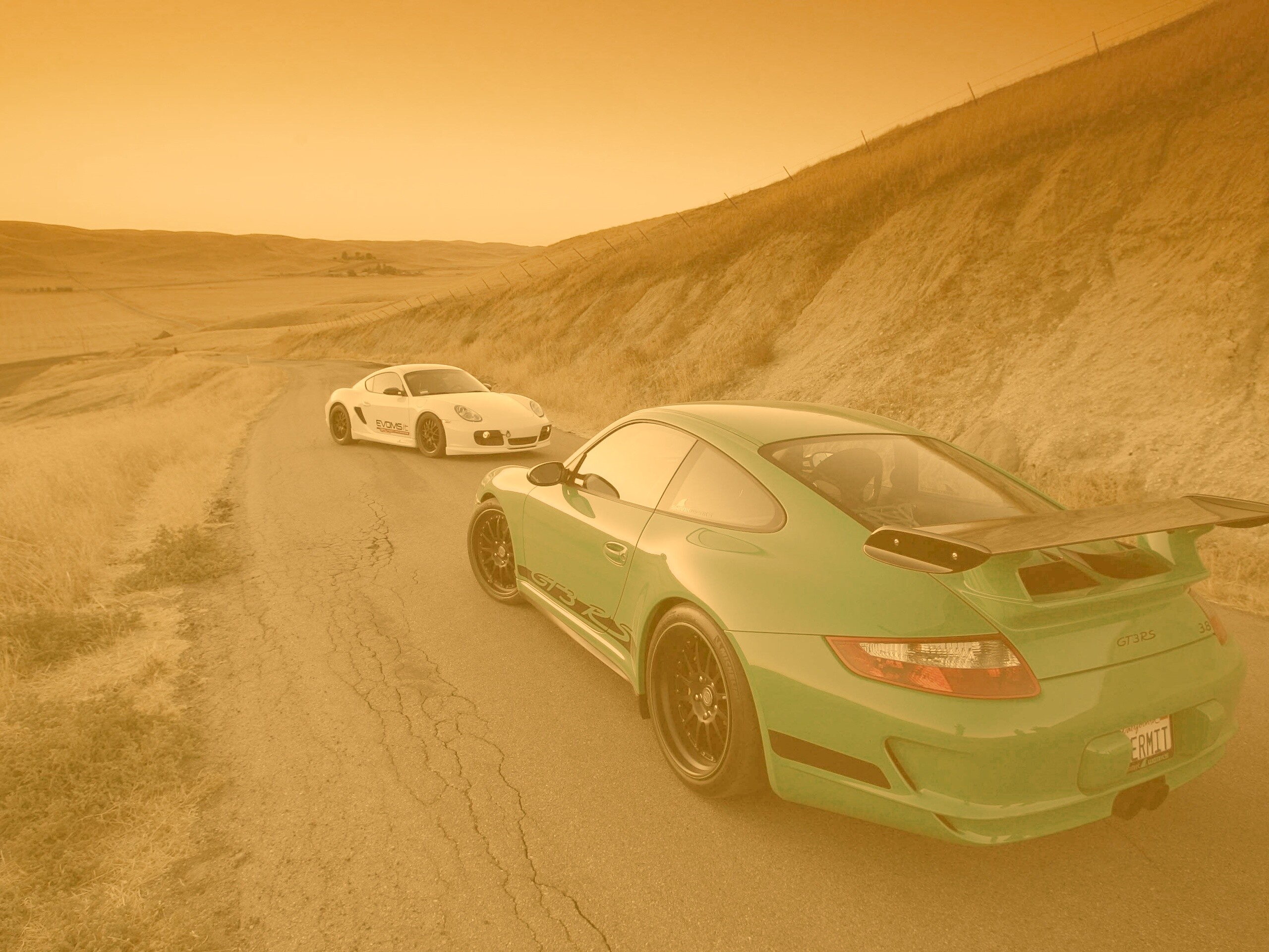 Два порша на горной дороге обои