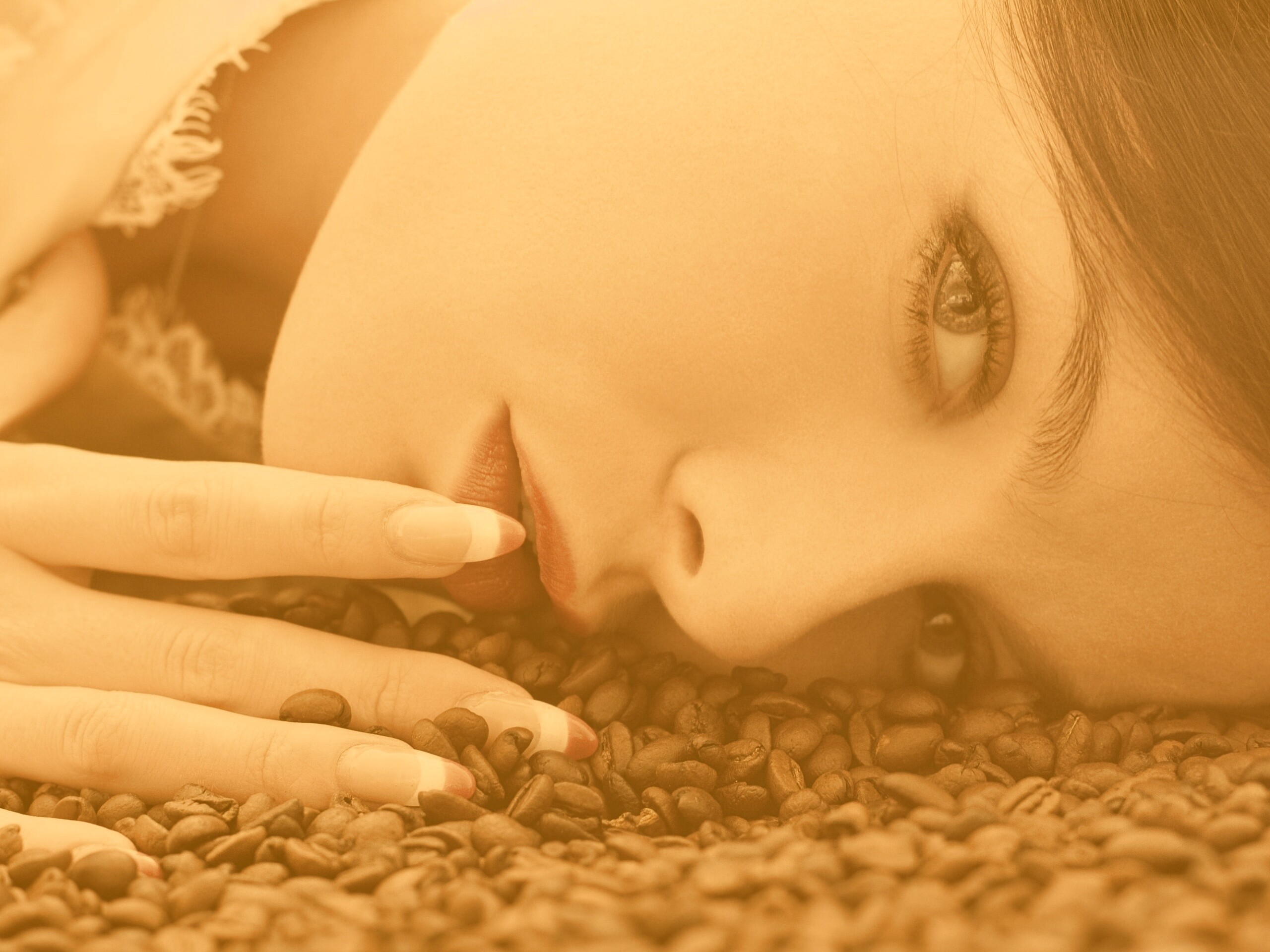 Соблазнительная девушка с кофейными зернами обои