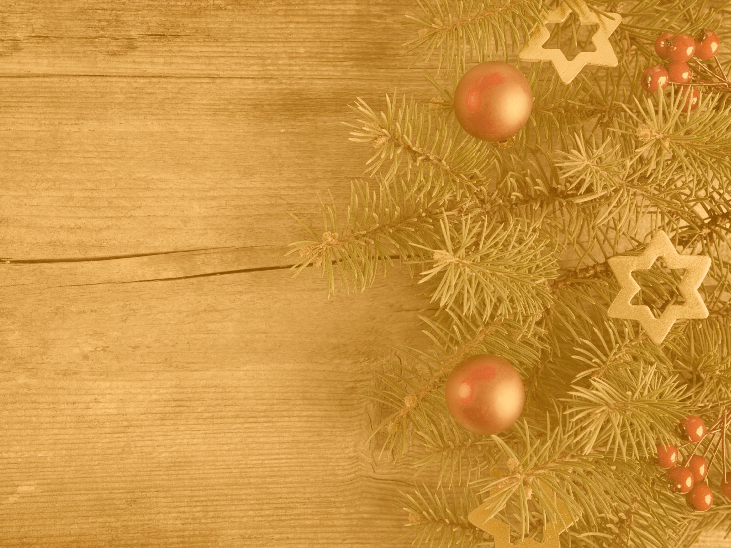 Новогодние игрушки на еловой ветке обои