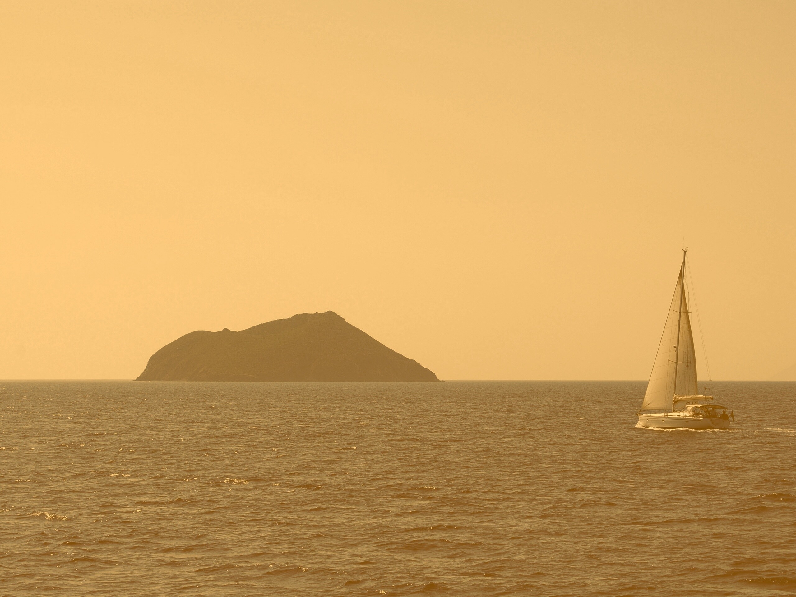 Яхта в море обои