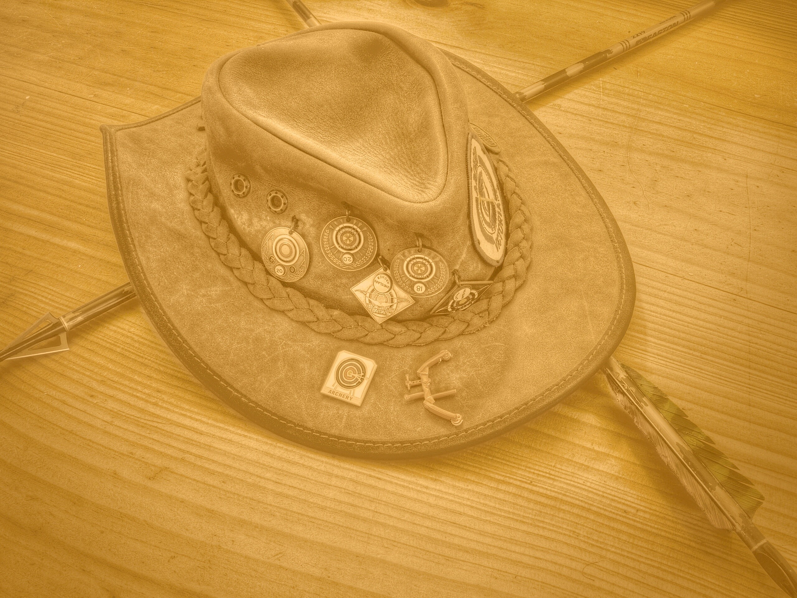 Шляпа и стрелы обои