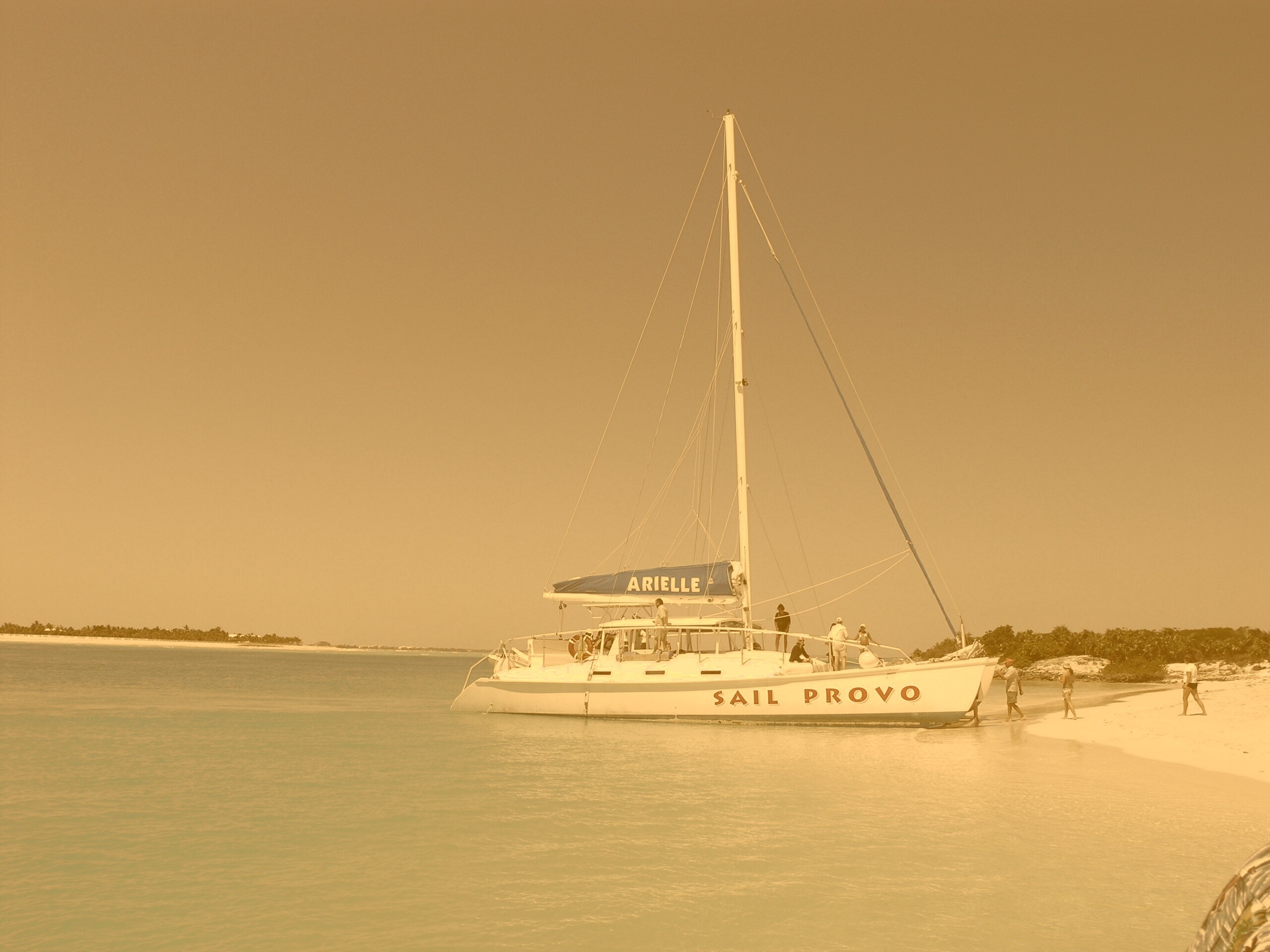 Яхта в голубой лагуне обои