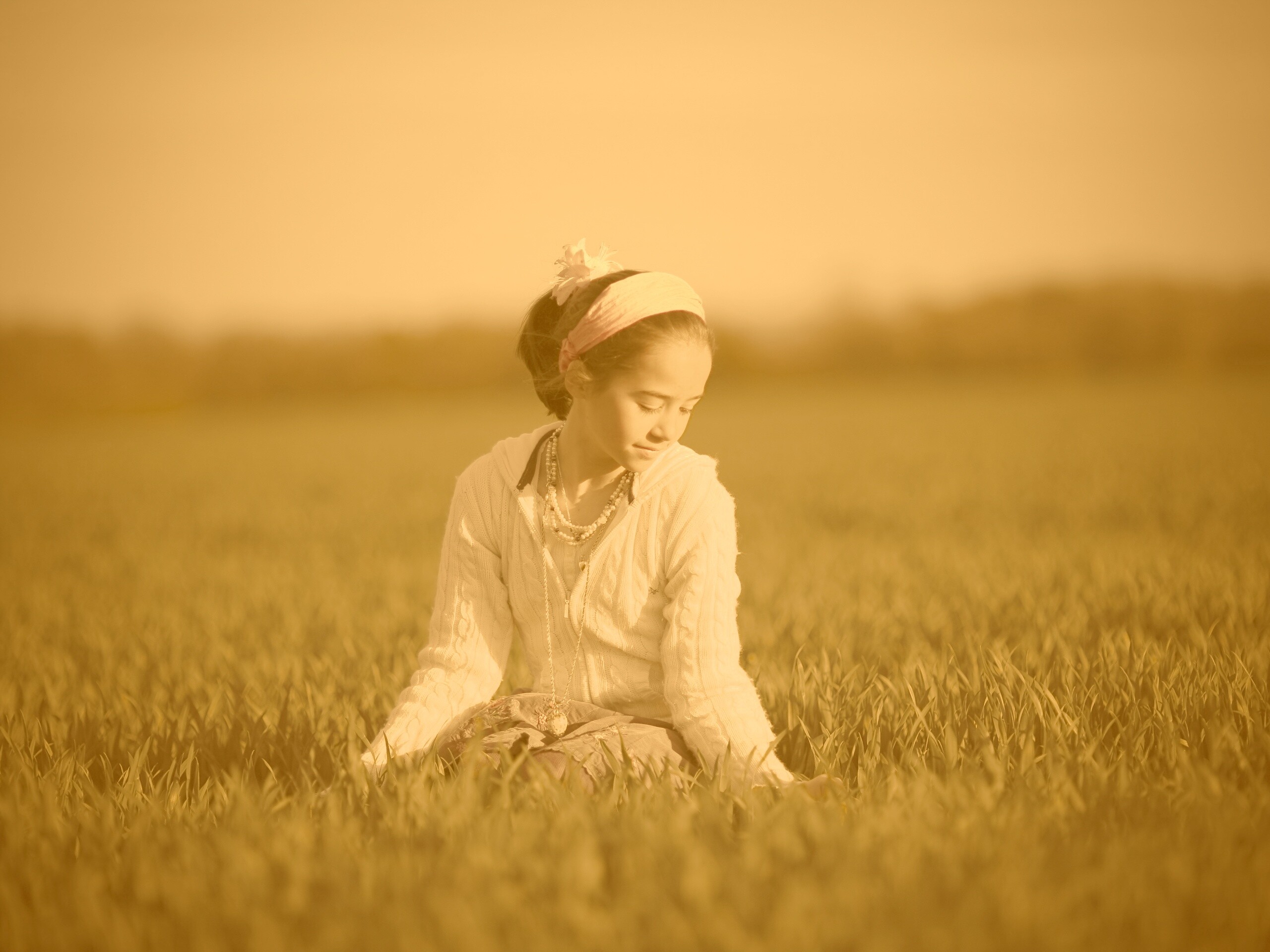 Девочка на траве обои