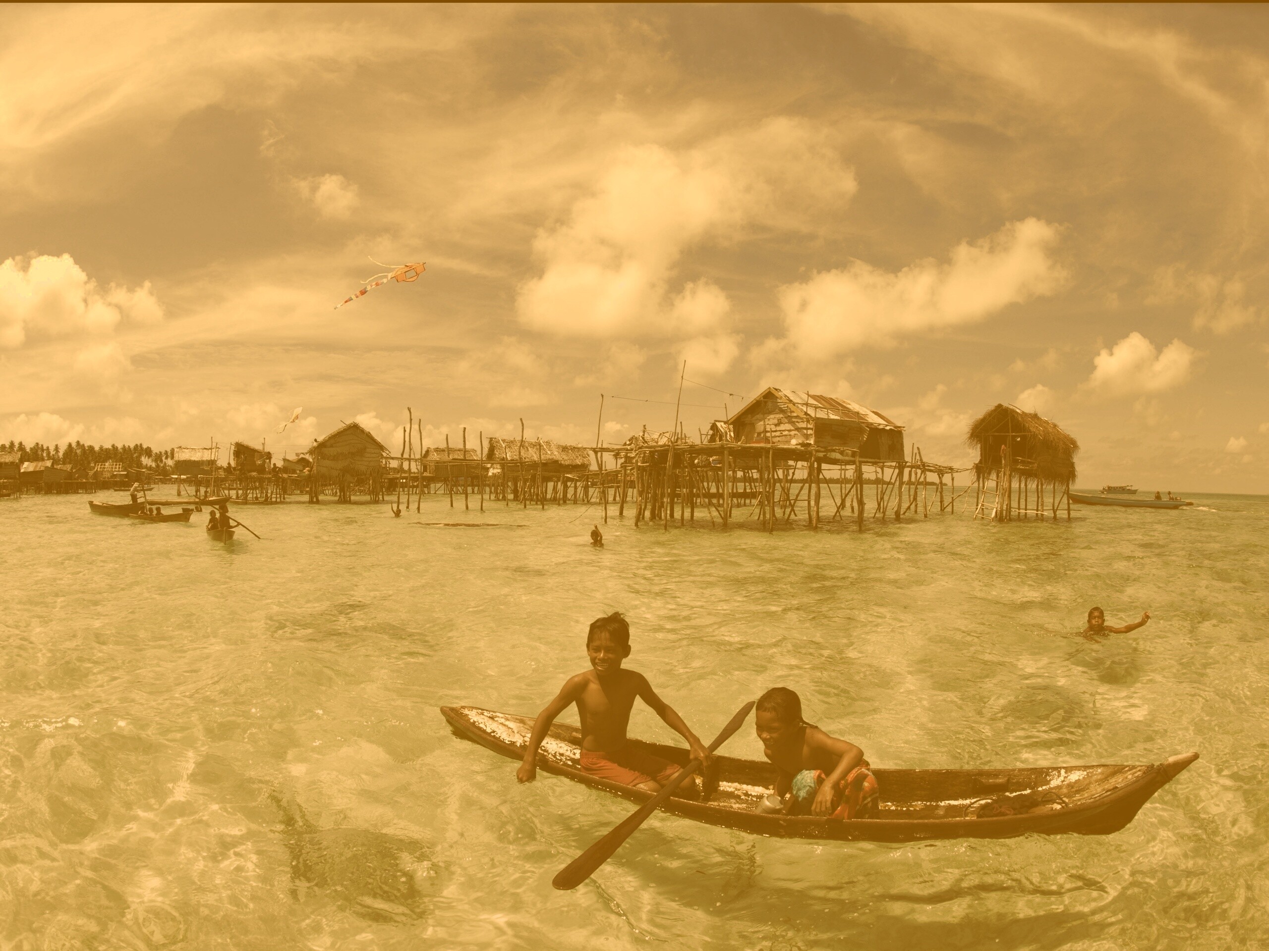 Дети в лодке у поселения туземцев обои