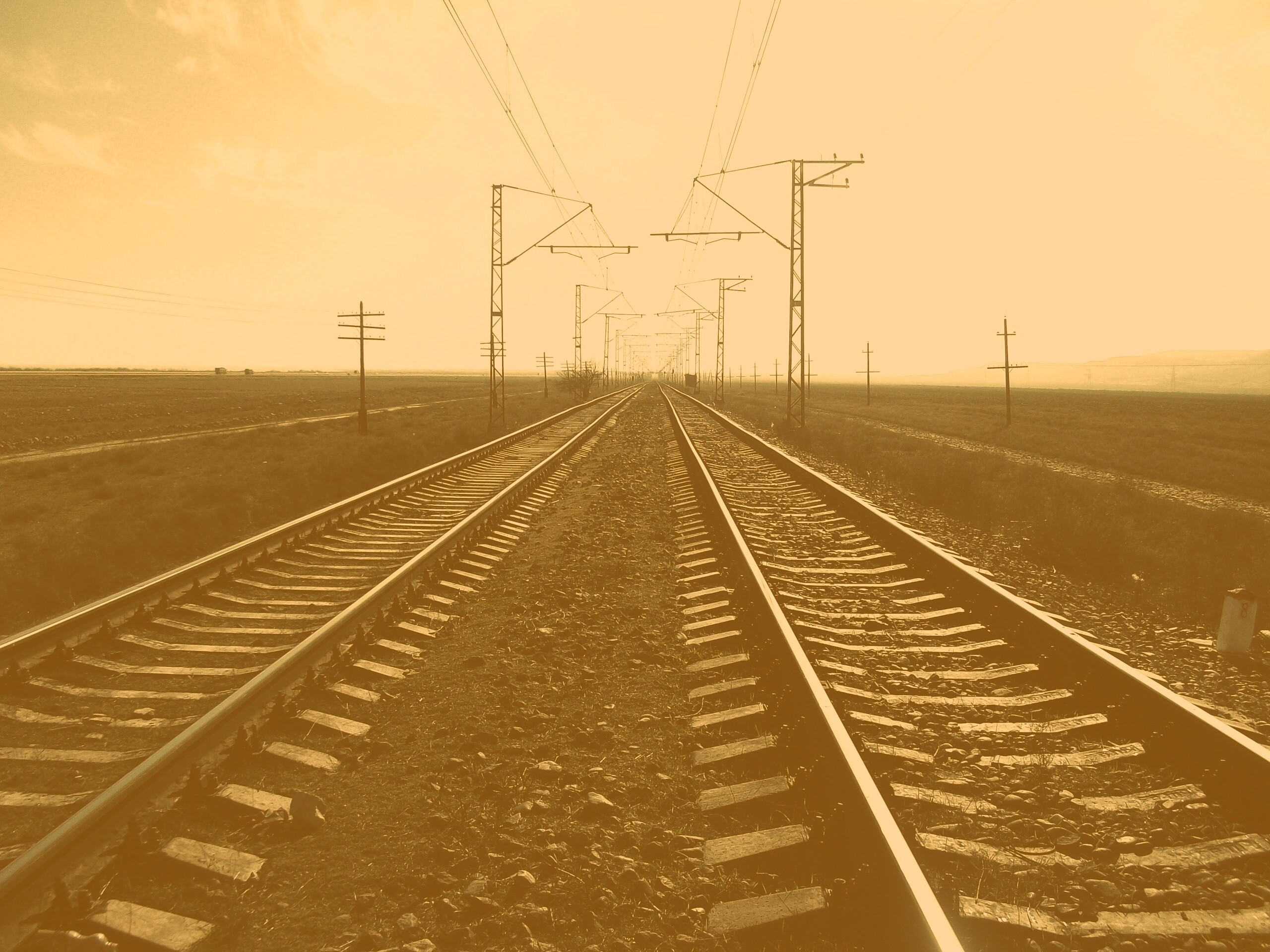 Железная дорога уходит вдаль обои