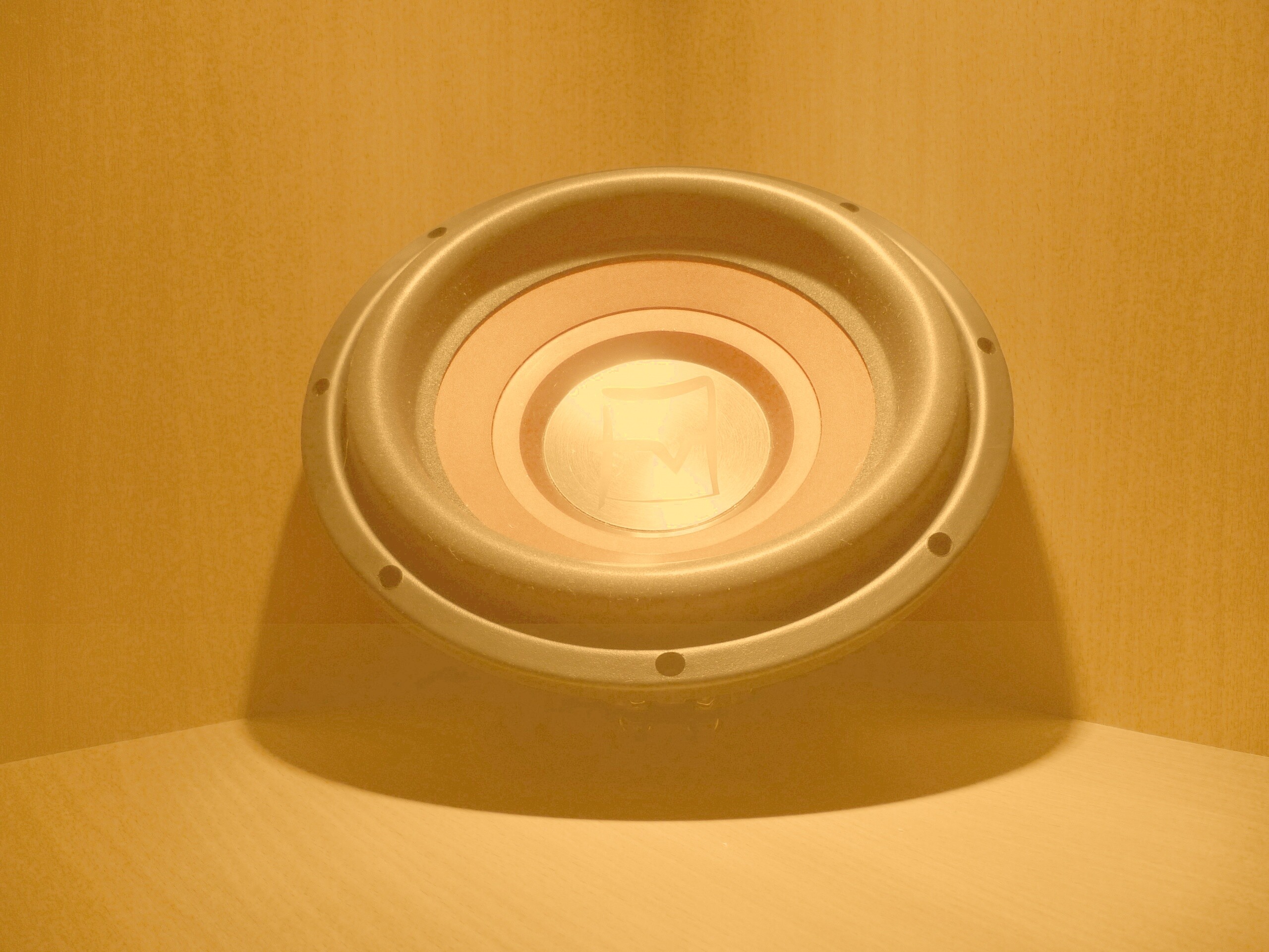 Сабвуфер в углу обои