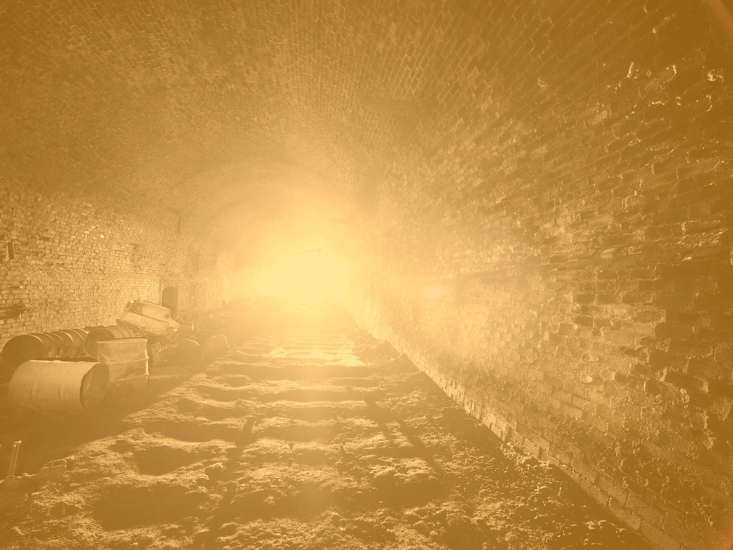 Захламленный тоннель обои