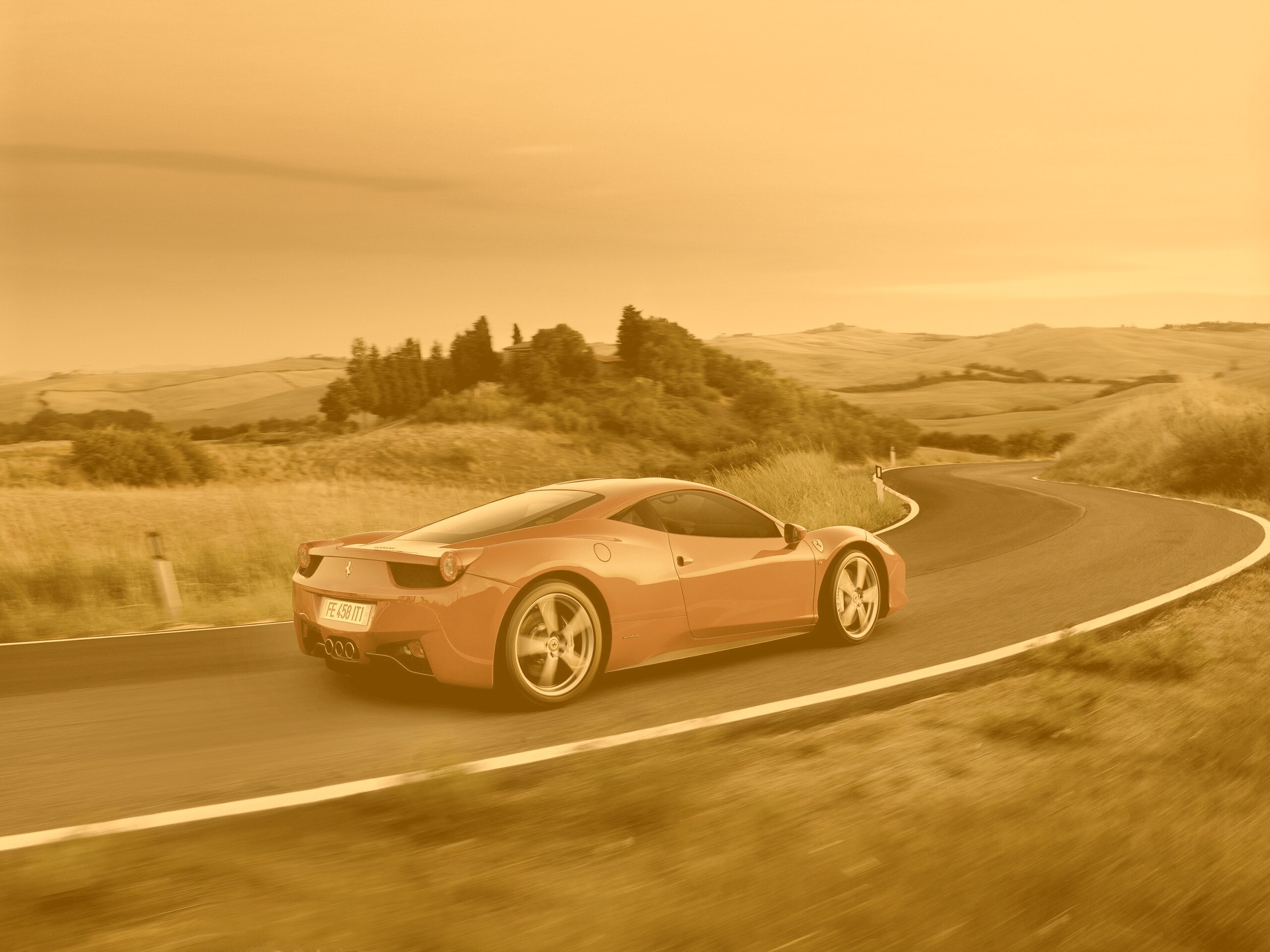 Красная феррари на извилистой дороге обои