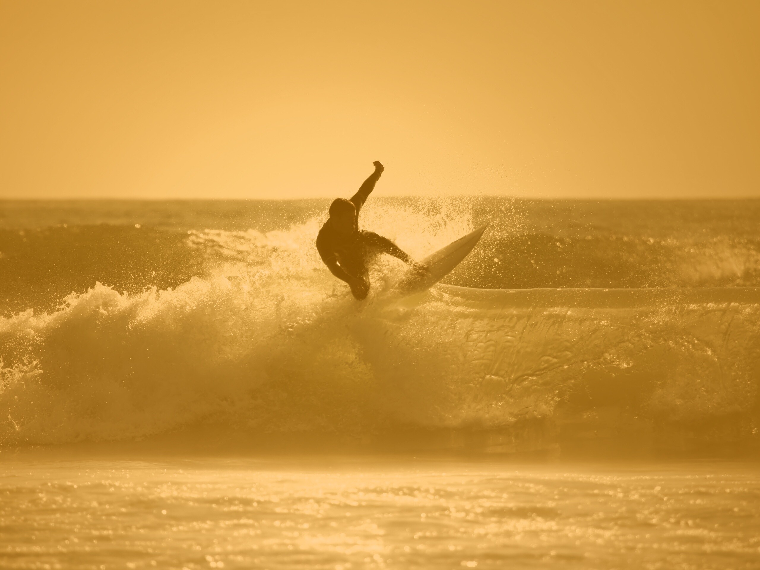 Сёрфер поймал волну обои