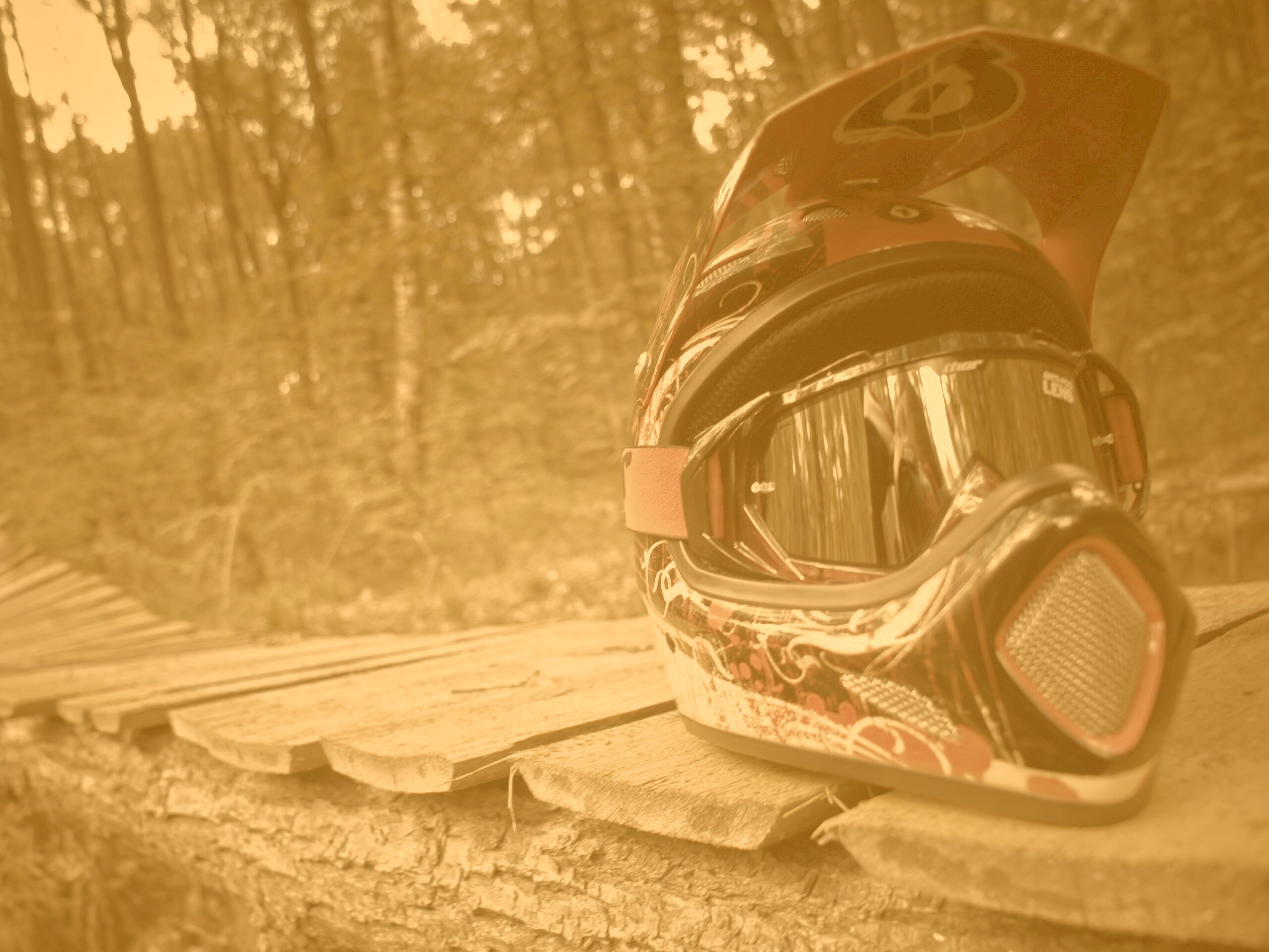 Шлем на лесной велотрассе обои