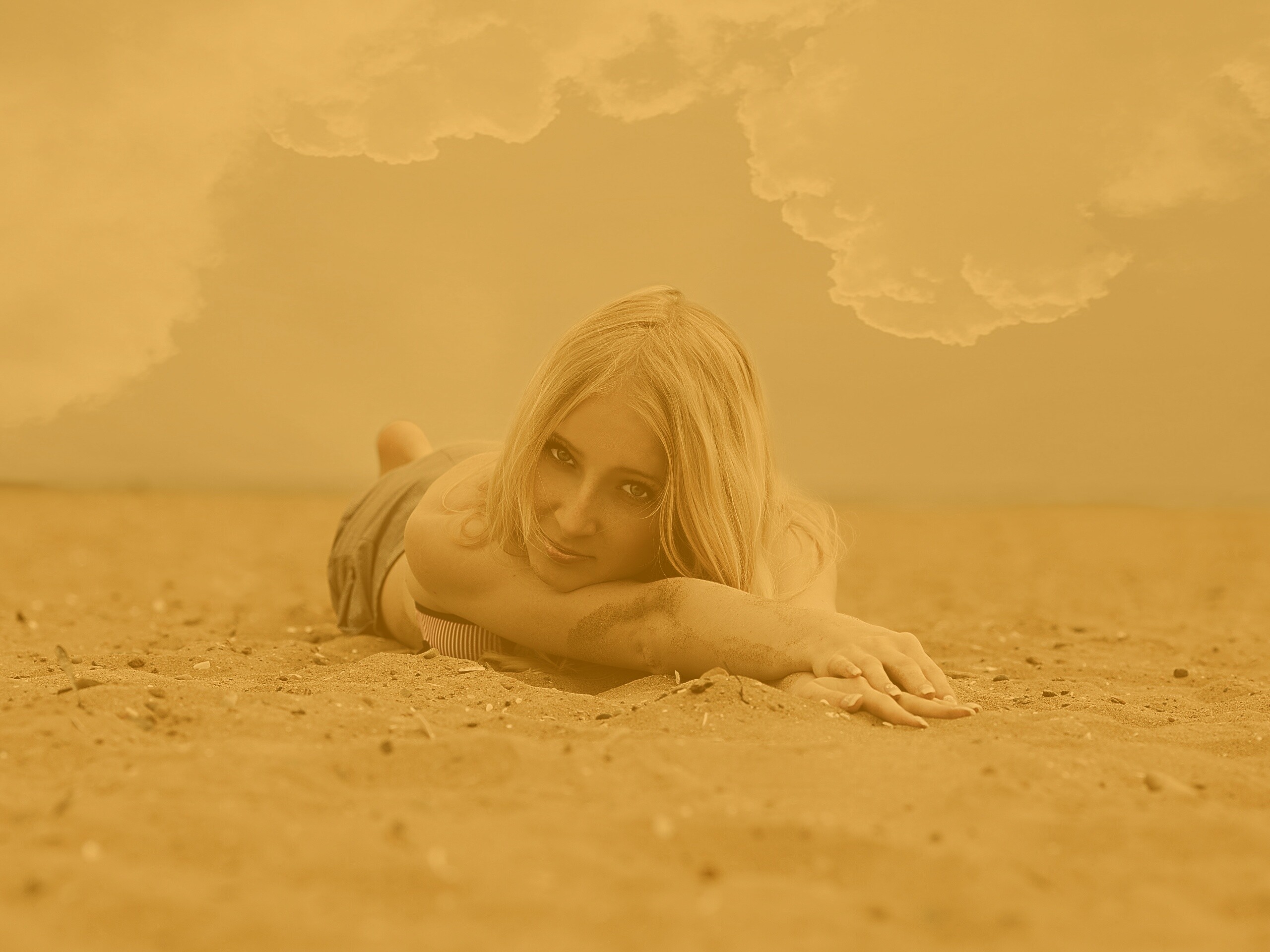 Девушка на песке обои