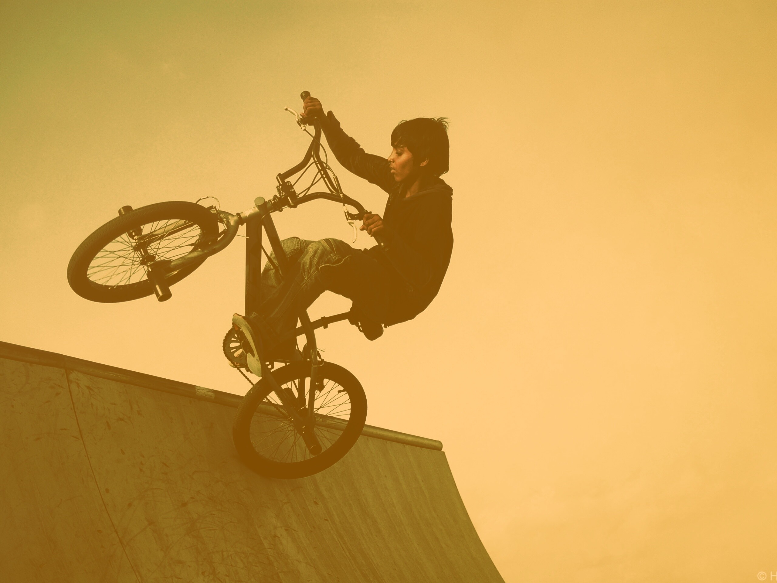 Мальчик на рампе обои