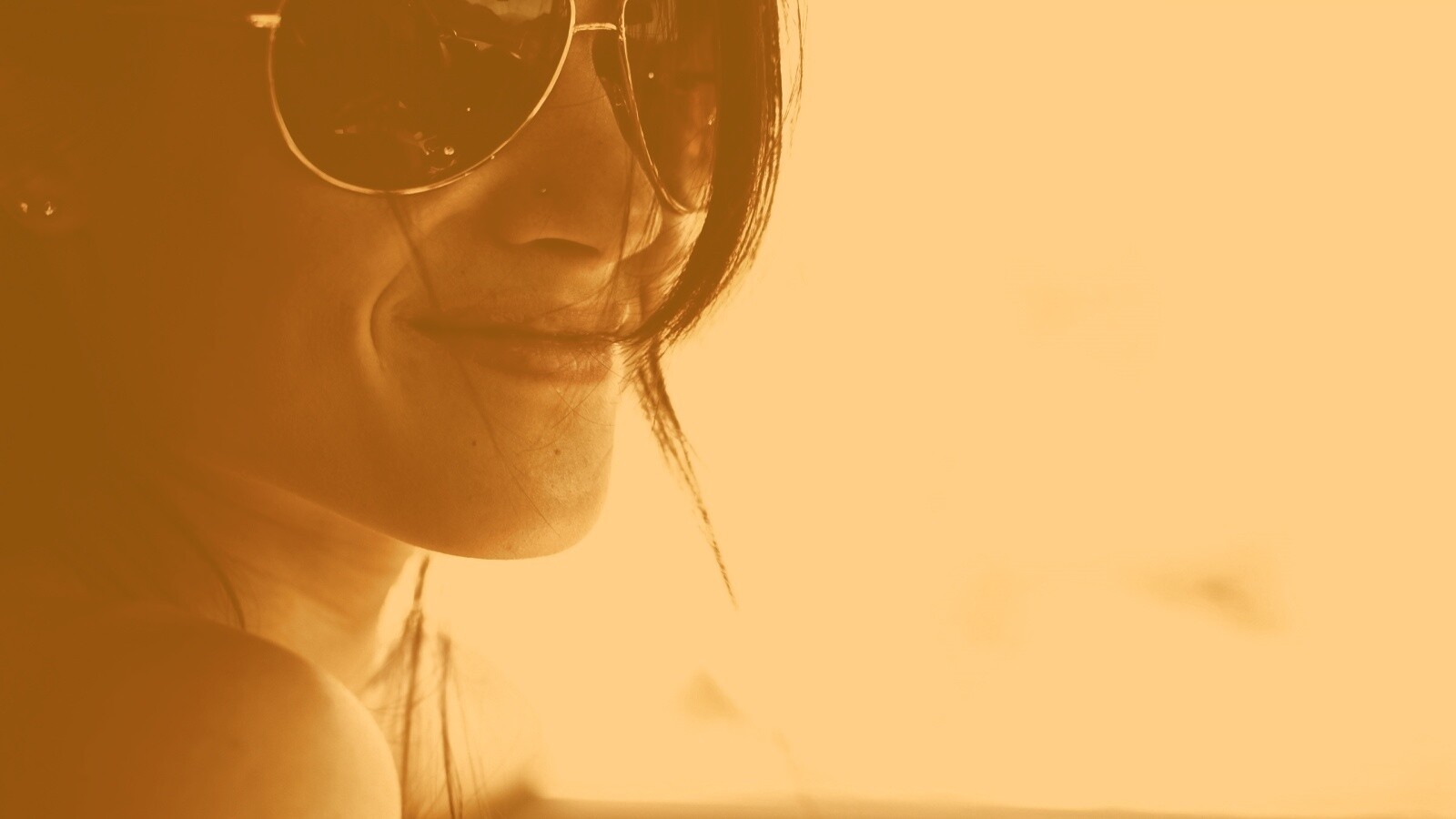 Девушка в очках обои