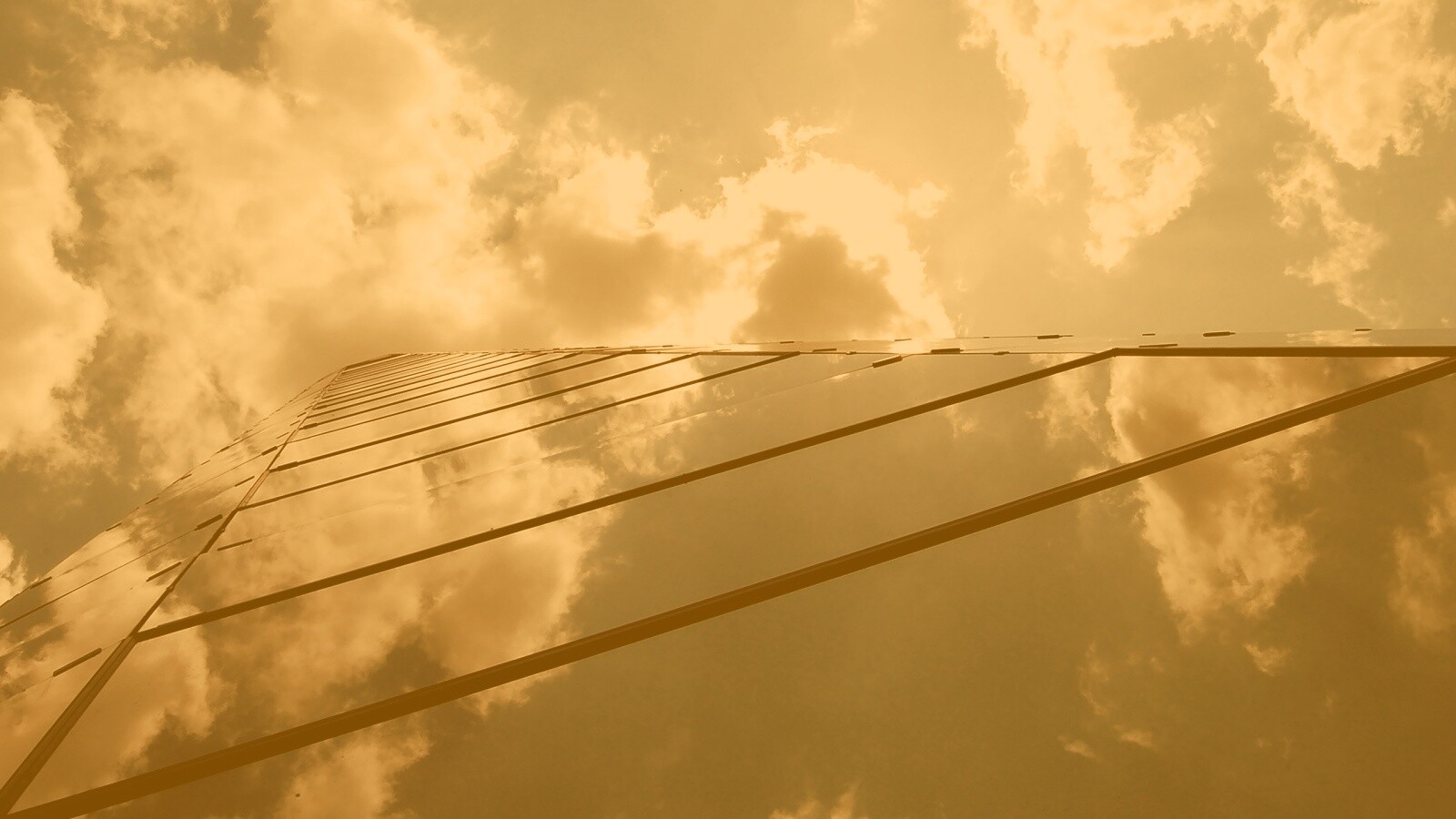 Стеклянный небоскреб уходящий в небо обои