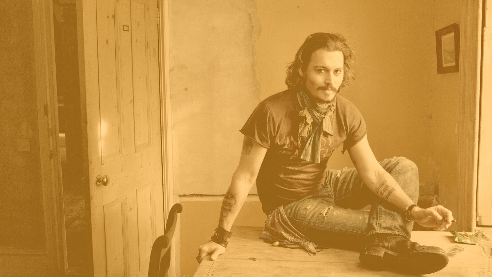 Джонни Депп на столе обои
