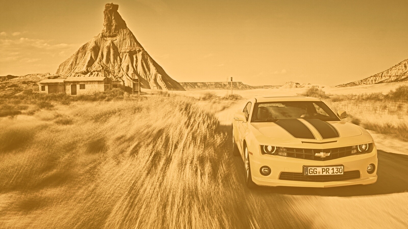 Камаро на пустынной дороге обои