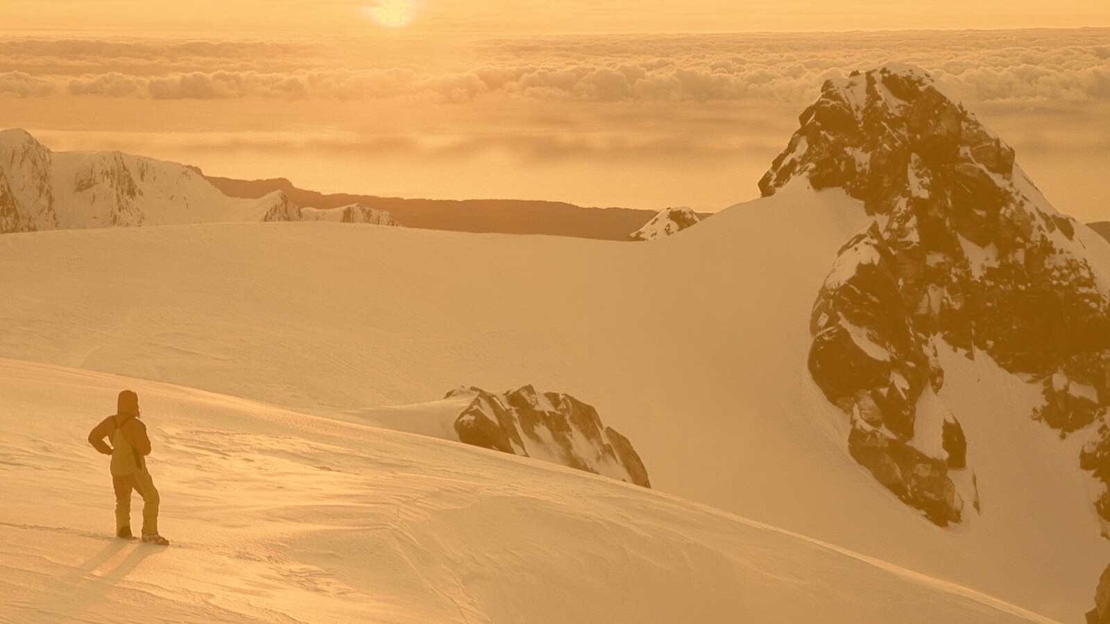 Путешественник в горах обои