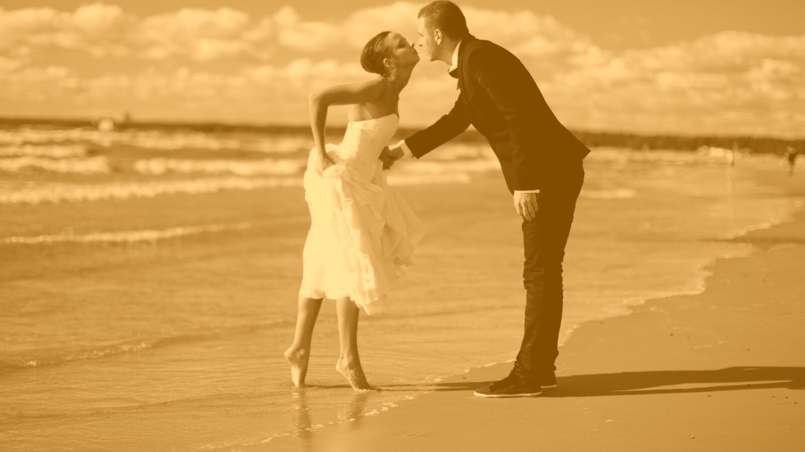 Поцелуй на пляже обои