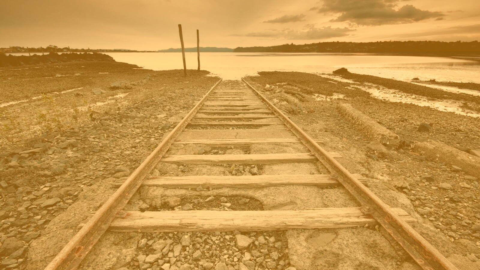 Рельсы обрывающиеся в воду обои