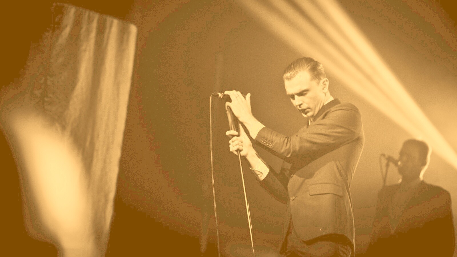 Тео Хатчкрафт на сцене обои