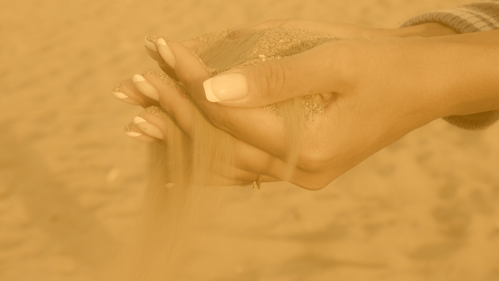 Песок сквозь пальцы обои