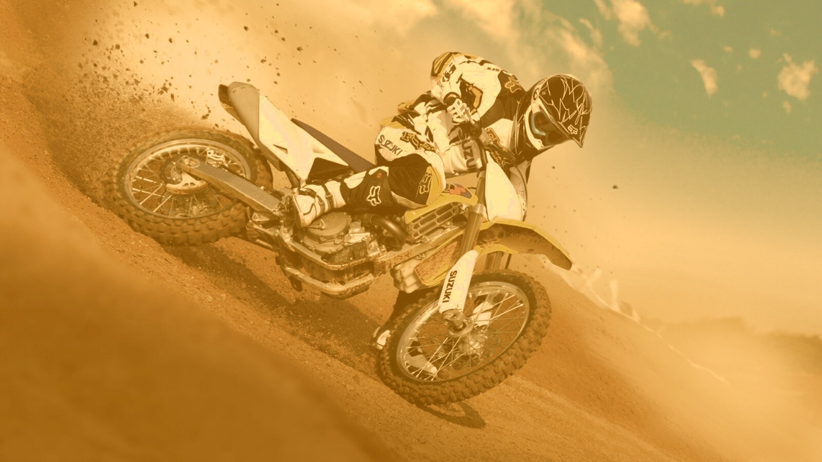 Мотоциклист на кроссовом байке обои