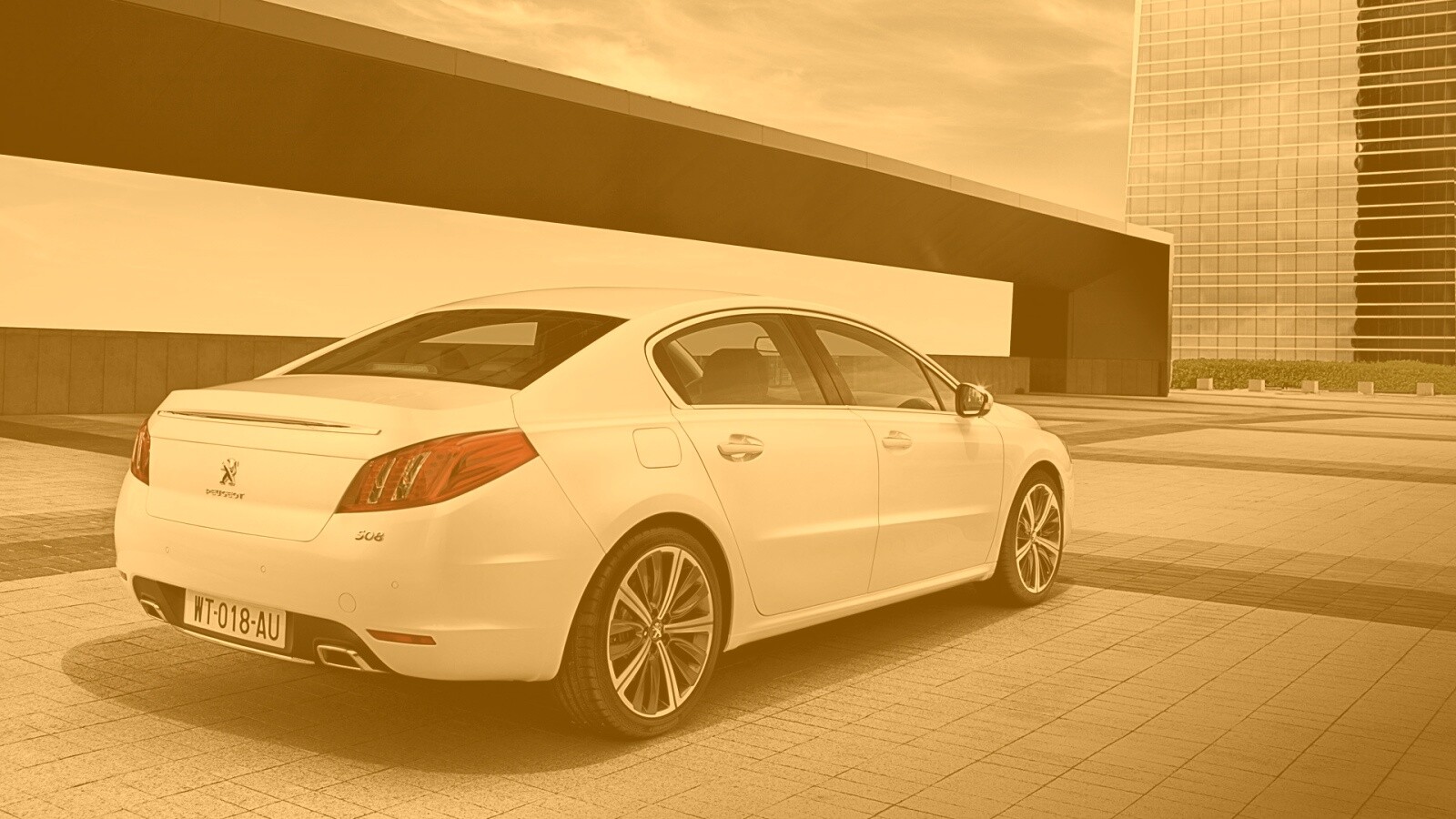 Пежо 308 на стоянке обои