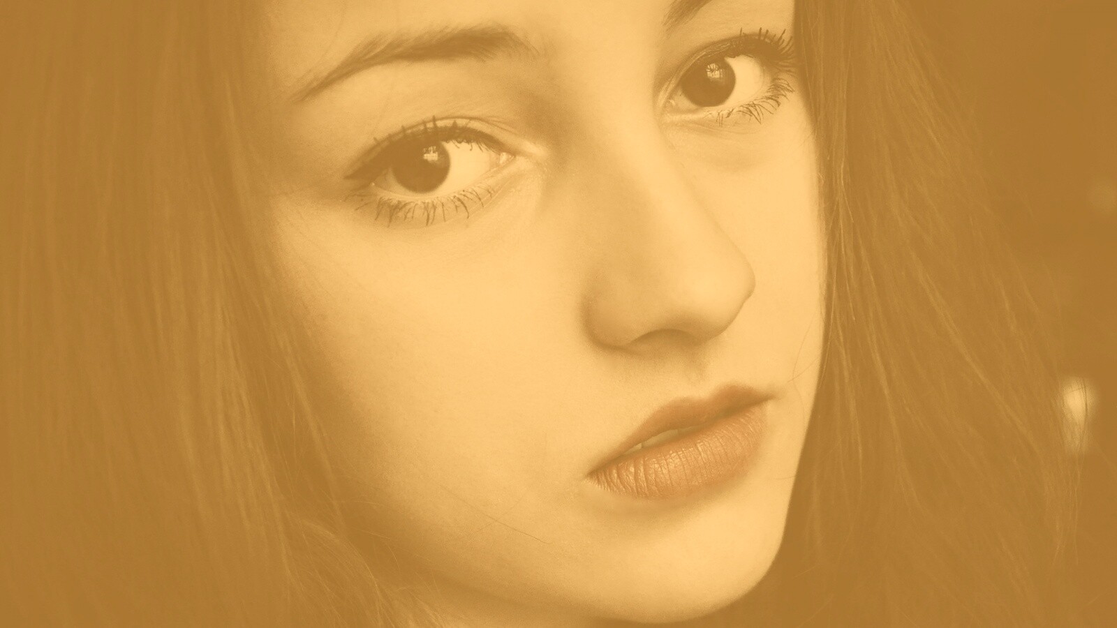 Брюнетка с ярким макияжем и печальным лицом обои