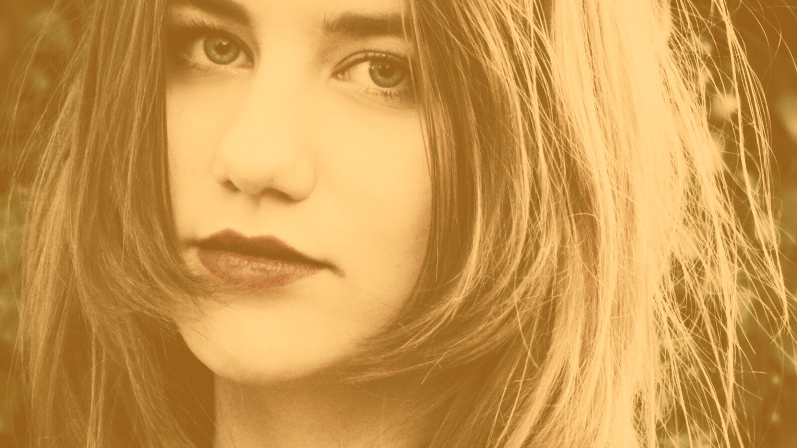 Взгляд голубоглазой девушки обои