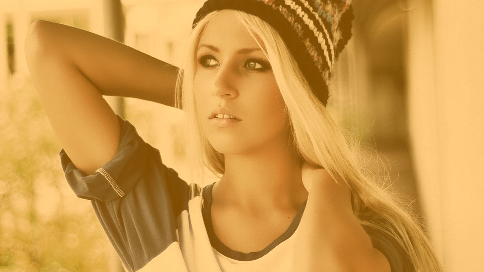 Блондинка в вязанной шапке обои