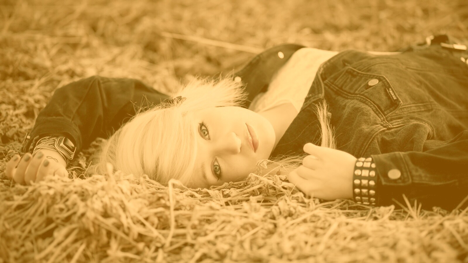 Блондинка лежащая на траве обои