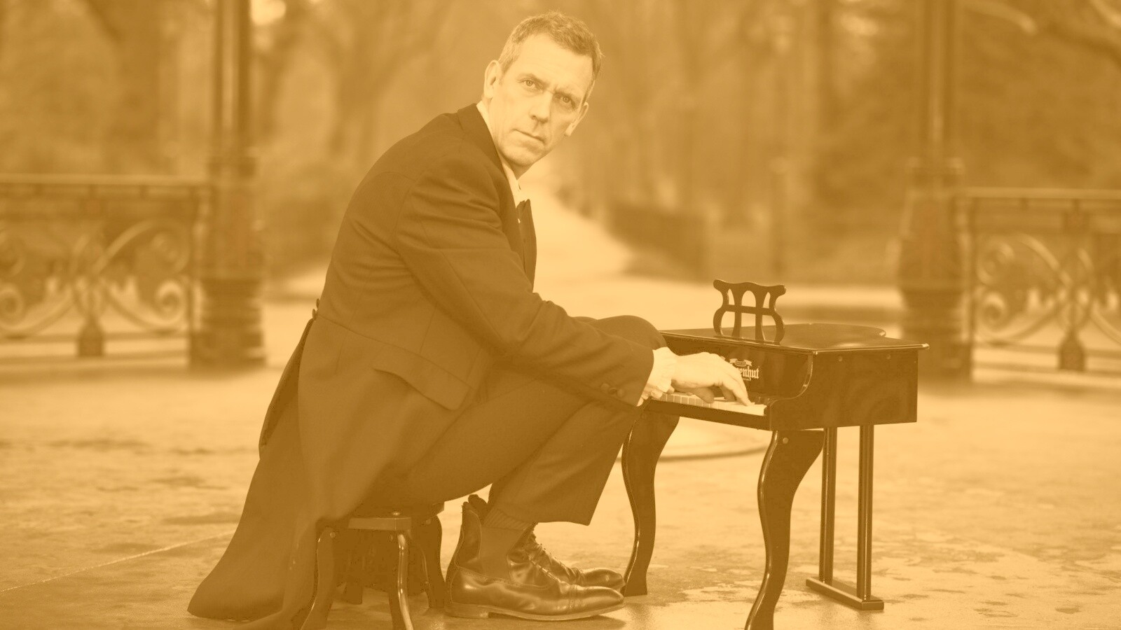 Хью Лори за маленьким роялем обои
