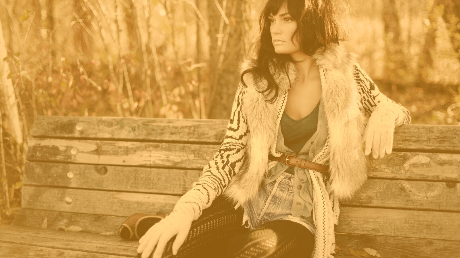 Красивая девушка сидит на скамейке обои