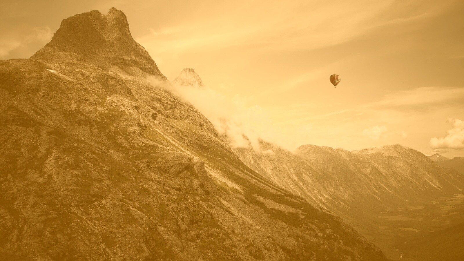 Воздушный шар в горах обои