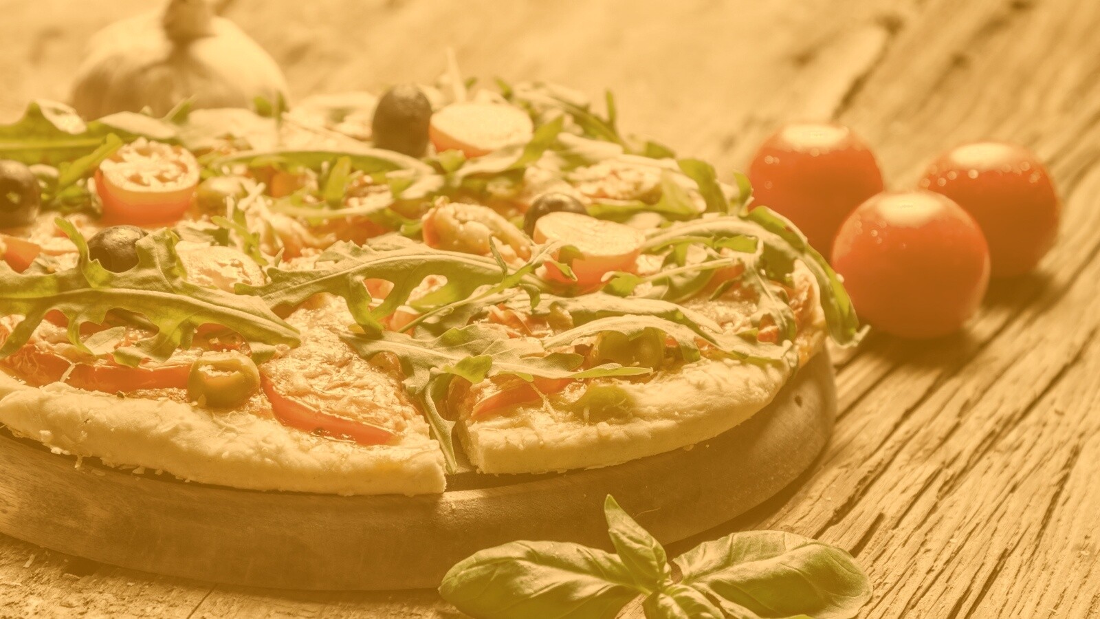 Свежая пицца с рукколой обои