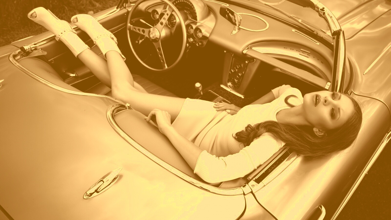 Женщина в кабриолете обои