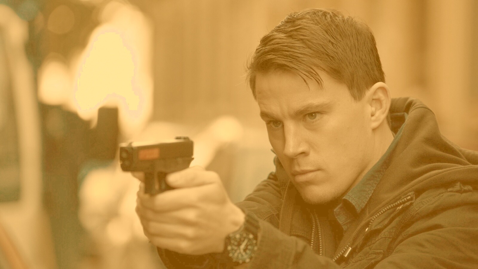 Ченнинг Татум с пистолетом обои