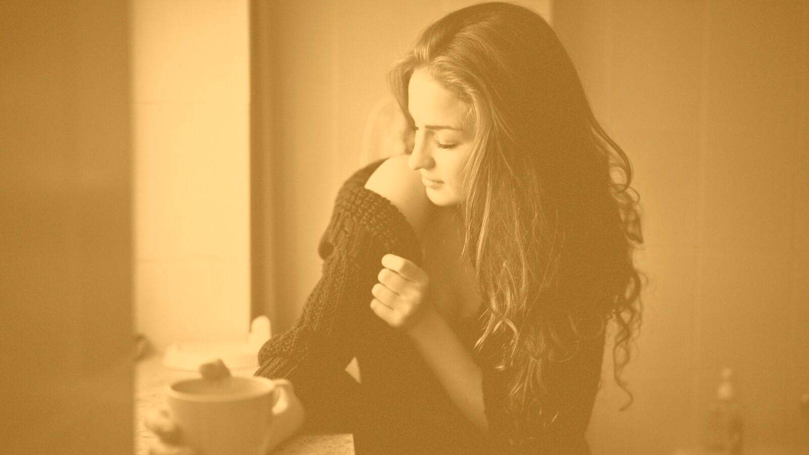 Обнаженное плечо и чашка кофе обои