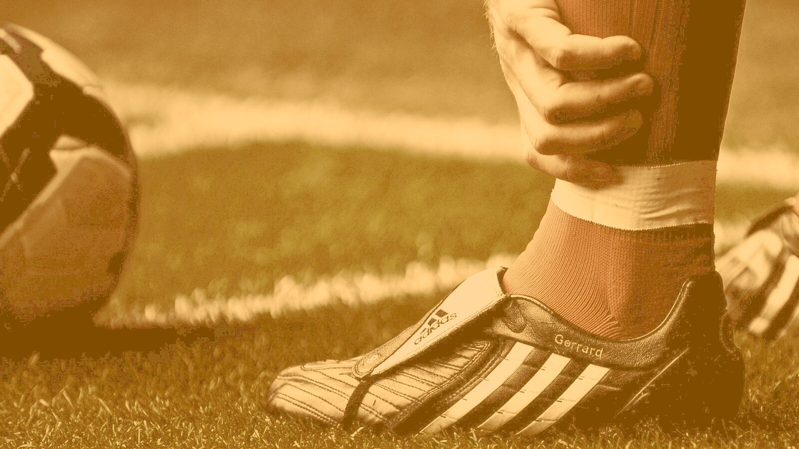 Левая нога футболиста в бутсе обои